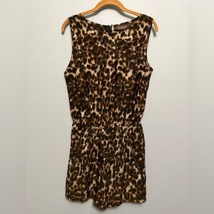Beautiful leopard print romper with zipper pockets detail